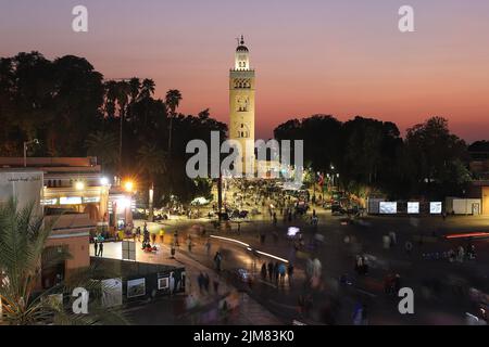 MARRAKECH, MAROCCO - 29 OTTOBRE 2021: Gente a Jemaa el-Fnaa dove piazza principale di Marrakech, usato da locali e turisti Foto Stock