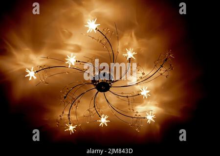 Lampadario con frecce luminose Foto Stock