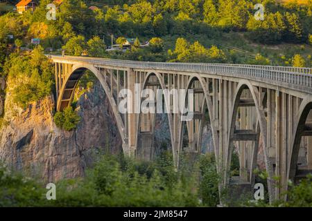 Famoso ponte sul fiume Tara in Montenegro o Crna gora al sole serale, chiamato Đurđeviča. Colossale ponte che si affaccia sul fiume Tara, archi in cemento Foto Stock