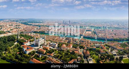 Panorama di Lione con la basilica di Fourviere, parte-Dieu centro città Rodano e Saone fiumi, Francia. Vista aerea di famosi monumenti turistici, città francese di Foto Stock