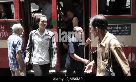 Pre Lockdown persone salire e scendere l'autobus locale prima del blocco Bangkok Thailandia Foto Stock