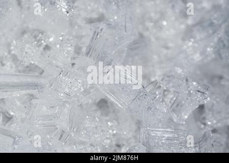 Piccoli pezzi di ghiaccio congelati trasparenti. Sfondo completo astratto del fotogramma. Foto Stock