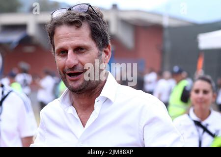 Joe Montemurro, allenatore capo della Juventus FC Women, guarda prima della amichevole partita tra Juventus e Juventus U23 allo Stadio Comunale il 4 agosto 2022 a Villar Perosa, Italia . Foto Stock