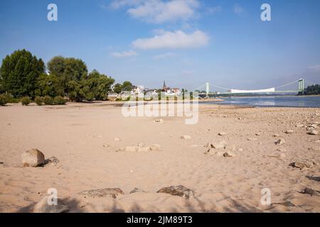 Basso livello delle acque del fiume Reno, 30 luglio 2022, rive del fiume Reno nel distretto di Rodenkirchen, Colonia, Germania. Niedrigwasser des Rheins, Foto Stock