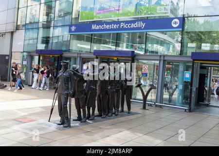 L'ingresso principale alla stazione ferroviaria di Manchester Piccadilly con statue di bronzo Victory Over Bendness di Johanna Domke-Guyot Foto Stock