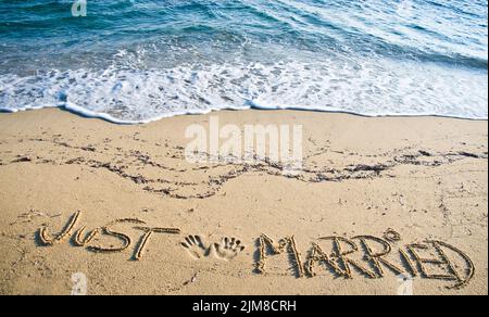 Appena sposato scritto nella sabbia Foto Stock