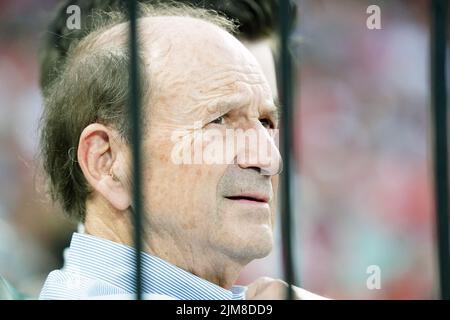 St. Louis, Stati Uniti. 05th ago 2022. Il presidente dei St. Louis Cardinals William DeWitt Jr. Guarda i suoi St. Louis Cardinals prendere i Chicago Cubs al Busch Stadium di St. Louis giovedì 4 agosto 2022. Foto di Bill Greenblatt/UPI Credit: UPI/Alamy Live News Foto Stock