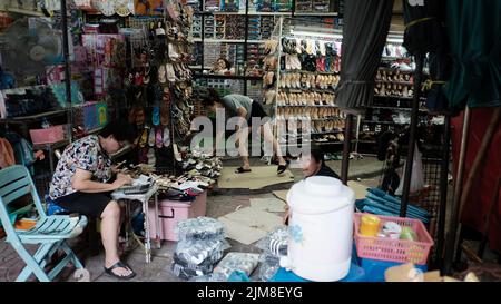 Donne al lavoro in un negozio di scarpe Bangkok Thailandia Foto Stock