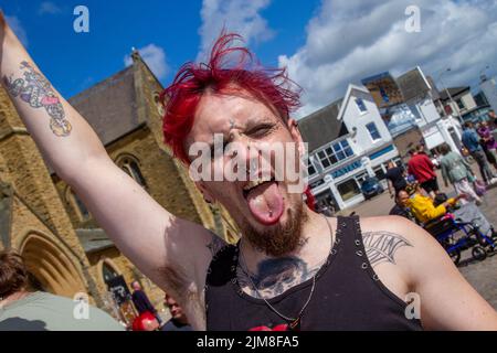 Blackpool, Lancashire, Regno Unito. 4th ago 2022. La sottocultura punk, le ideologie, la moda, con acconciature mohican tinted e la colorazione al festival punk Rebellion presso i Giardini d'Inverno. Una protesta contro atteggiamenti e comportamenti convenzionali, uno scontro di culture anti-establishment, mohawks, spille di sicurezza e un carico di atteggiamento alla città di mare come pugni che partecipano al festival annuale di musica rock Rebellion presso i Giardini invernali vengono a fianco a fianco con i tradizionali turisti. Foto Stock