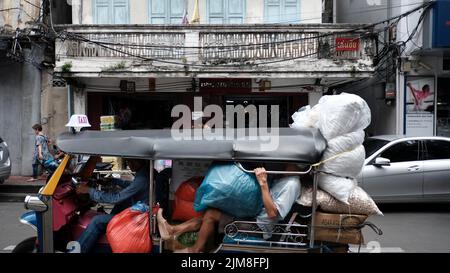 Sovraccarico Tuk Tuk Thanon Song Wat Chinatown Bangkok Thailandia Foto Stock