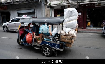 Sovraccarico Tuk Tuk Thanon Song Wat Chinatown Bangkok Thailandia Foto Stock