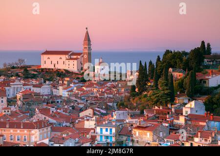 Piran, Slovenia. Immagine aerea del paesaggio urbano della splendida Pirano, Slovenia al tramonto primaverile. Foto Stock