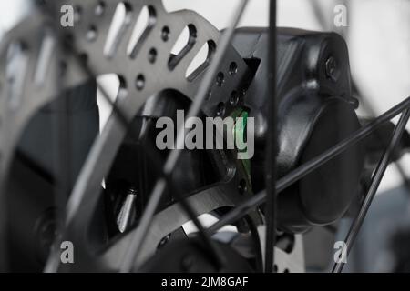 Freno a disco idraulico moderno sulla moto, primo piano Foto Stock