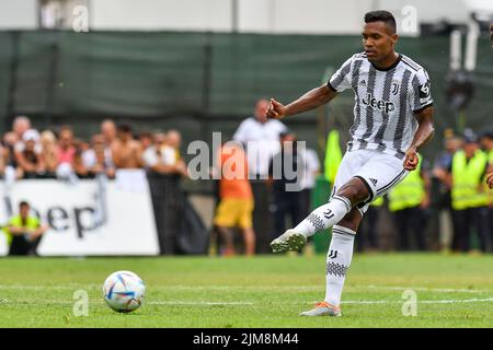 Alex Sandro della Juventus FC in azione durante la prematura amichevole tra Juventus A e Juventus B a campo Comunale Gaetano Scirea a Villar Foto Stock