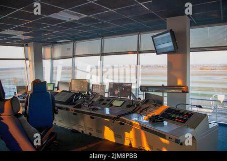 Il luogo di lavoro del dispatcher di volo in aeroporto. Torre di controllo del volo. Sfondo dell'aviazione. Responsabile del traffico aereo. Poltrona e telecomando con schermo. Sala Air Traffic Controller. Foto Stock