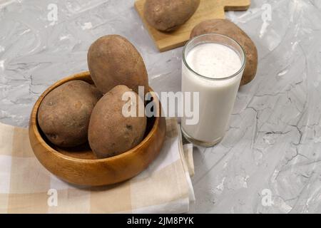 Latte di patate vegano latte in vetro, con patate. Patata di latte alternativa, una nuova tendenza Foto Stock