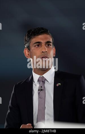 Rishi Sunak durante l'evento Hustings del concorso di leadership del partito conservatore a Cardiff, agosto 2022. Foto Stock