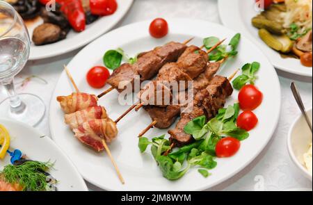 Molte porzioni di carne. Cibo squisito shish kebab Foto Stock