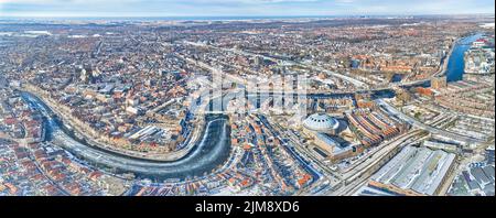 Olanda, Haarlem - 20-03-2021: Vista dall'alto sulla città di Haarlem in inverno con persone che pattinano sul fiume ghiacciato Foto Stock