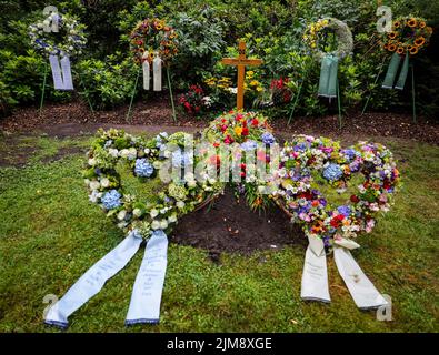 Amburgo, Germania. 05th ago 2022. Numerose ghirlande e fiori adornano la tomba della leggenda del calcio Uwe Seeler. Lo sportivo popolare è stato sepolto il 04 agosto nel più vicino circolo di famiglia al cimitero di Ohlsdorf. Uwe Seeler morì il 21.07.2022 all'età di 85 anni. Credit: Christian Charisius/dpa/Alamy Live News Foto Stock