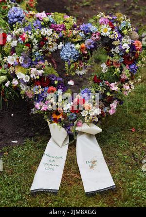 Amburgo, Germania. 05th ago 2022. Una corona di fiori a forma di cuore con il testo 'äuschen ich vermisse dich - Deine Ilka' adorna la tomba della leggenda del calcio Uwe Seeler. Lo sportivo popolare è stato sepolto il 4 agosto nel più vicino circolo di famiglia al cimitero di Ohlsdorf. Ilka Seeler è la vedova di Uwe Seeler. Credit: Christian Charisius/dpa/Alamy Live News Foto Stock