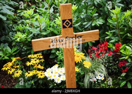 Amburgo, Germania. 05th ago 2022. Una croce di legno si erge sulla tomba della leggenda del calcio Uwe Seeler. Lo sportivo popolare è stato sepolto il 4 agosto nel più vicino circolo di famiglia al cimitero di Ohlsdorf. Credit: Christian Charisius/dpa/Alamy Live News Foto Stock