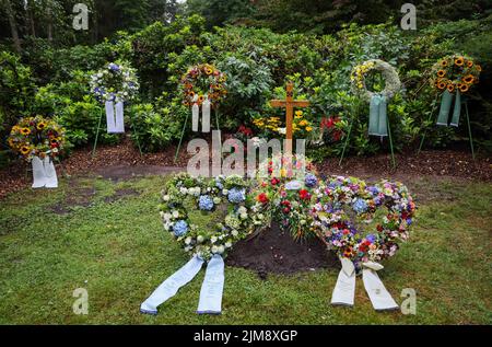 Amburgo, Germania. 05th ago 2022. Numerose ghirlande e fiori adornano la tomba della leggenda del calcio Uwe Seeler. Lo sportivo popolare è stato sepolto il 04 agosto nel più vicino circolo di famiglia al cimitero di Ohlsdorf. Uwe Seeler morì il 21.07.2022 all'età di 85 anni. Credit: Christian Charisius/dpa/Alamy Live News Foto Stock