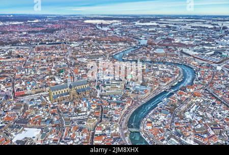 Olanda, Haarlem - 20-03-2021: Vista dall'alto sulla città di Haarlem in inverno con persone che pattinano sul fiume ghiacciato Foto Stock