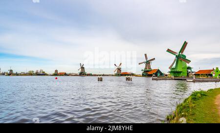 Mulini a vento tradizionali al Zaanse Schans, tempo nuvoloso Foto Stock