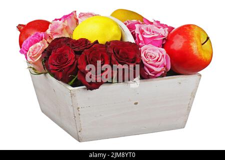 Sistemazione floreale di rose rosse e frutti di bosco Foto Stock