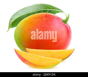 Un frutto di mango rosso intero con foglia e due fette isolate su sfondo bianco Foto Stock