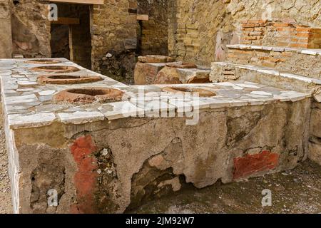 Contenitori per la conservazione delle bevande nella taverna Ercolano Ita Foto Stock