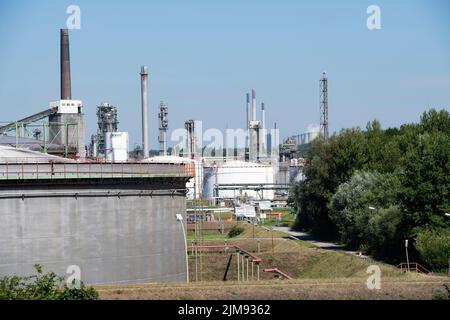 Gelsenkirchen, Germania. 03rd ago 2022. Cisterne, allevamenti di cisterne, colonne di distillazione, camini, condotte, Raffineria di Ruhr Oel GmbH BP a Gelsenkirchen, 3rd agosto 2022, © Credit: dpa/Alamy Live News Foto Stock