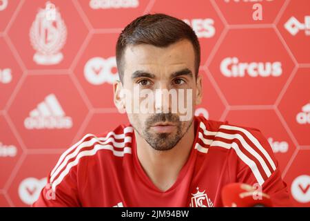 Noe Dussenne di Standard ha illustrato durante la conferenza stampa settimanale della squadra di calcio belga Standard de Liege, venerdì 05 agosto 2022 a Liege, per discutere la prossima partita nella competizione nazionale. BELGA FOTO BRUNO FAHY Foto Stock