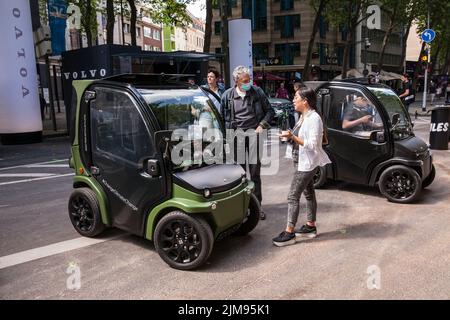 Alla fiera polisMobility Moving Cities gli espositori presentano diversi concetti di mobilità per il futuro, Colonia, Germania. La luce elettrica del veicolo Bi Foto Stock