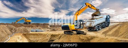 l'escavatore sta scavando in cantiere Foto Stock