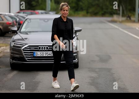 Hamm, Germania. 05th ago 2022. Mona Neubaur (Greens), Ministro dell'economia nella Renania settentrionale-Vestfalia, passa davanti alla sua auto ufficiale presso la fabbrica di tubi di Mannesmann Line, di proprietà della Salzgitter AG. Lo stabilimento produce tubi per il collegamento del terminale LNG di Wilhelmshaven. Credit: Oliver Berg/dpa/Alamy Live News Foto Stock