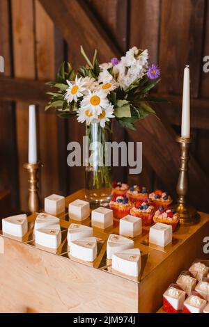 Candy bar. Tavolo a buffet decorato in modo fantasticente per gli ospiti. Uno stand con una varietà di dessert per celebrare una festa Foto Stock