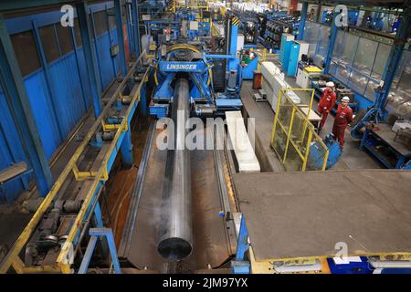 Hamm, Germania. 05th ago 2022. Un tubo d'acciaio esce dalla linea di produzione presso il laminatoio per tubi Mannesmann Line di Salzgitter AG. Lo stabilimento produce tubi per il collegamento al terminale LNG di Wilhelmshaven. Credit: Oliver Berg/dpa/Alamy Live News Foto Stock