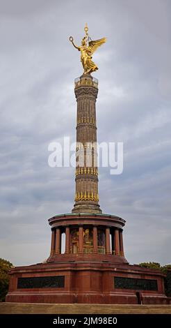 Statua d'angelo di Berlino dorata sulla colonna di Tiergarten Foto Stock