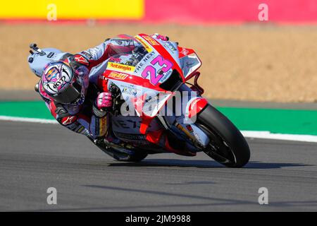 Enea BASTIANINI (Italia) del Gresini Racing MotoGP Team (Ducati) durante il Monster Energy Grand Prix 2022 (MotoGP) al circuito di Silverstone di Towcester, Inghilterra, dal 5th al 7th agosto 2022. Foto di David Horn. Foto Stock