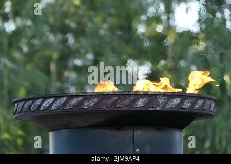 Fiamma eterna, fuoco che brucia costantemente, simbolo della memoria. Foto Stock