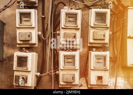 Vari misuratori elettrici Stand A Row. Concetto di consumo energetico. Impatto sull'ambiente. Misuratori di potenza elettrica a quadrante che misurano il consumo di energia. Necessario Foto Stock