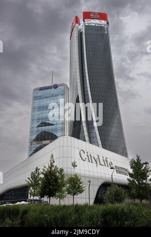 Milano, Italia - 26 giugno 2022: Citylife Shopping District a Milano. Edifici generali e Allianz Office Architecture a tre Torri con Dramatic Cloud Foto Stock