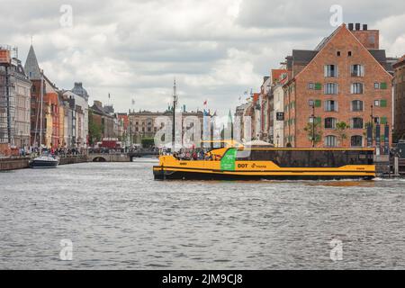 Copenhagen Harbour Bus (Havnebus) nel canale del porto di Nyhavn a Copenhagen, Danimarca Foto Stock
