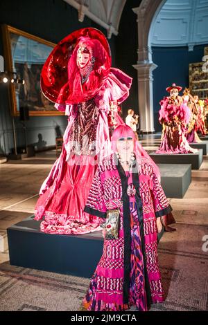 Londra Regno Unito. 05 Agosto , 2022. Stilista Zandra Rhodes all'artista Daniel Lismore mostra Fashion in Motion, Victoria and Albert Museum Paul Quezada-Neiman/Alamy Live News Foto Stock