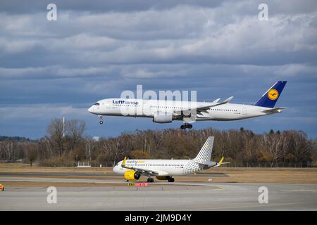 Lufthansa Airbus A350-941 con l'aeromobile registrazione D-AIXF sta atterrando sulla Northern Runway 26R del MUC EDDM dell'aeroporto di Monaco Foto Stock