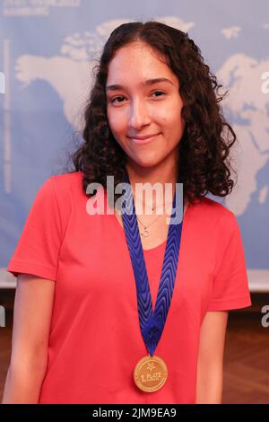 Amburgo, Germania. 05th ago 2022. Buse Basak Kesimoglu dalla Turchia, vincitore del titolo di miglior studente tedesco del mondo 2022 a livello linguistico A2, sorride dopo la cerimonia di premiazione. Più di 100 studenti di età compresa tra i 14 e i 17 anni provenienti da 54 paesi sono venuti ad Amburgo dal 25,07.-05,08. 2022 per l'ottava Olympiade Internazionale tedesca. L'Olympias tedesca è organizzata ogni due anni dal Goethe-Institut in una città tedesca diversa. Credit: Christian Charisius/dpa/Alamy Live News Foto Stock