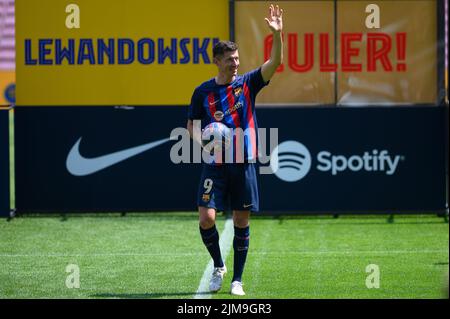 Nuovo firmatario Robert Lewansoski durante la sua inaugurazione come nuovo giocatore del FC Barcelona al Camp Nou di Barcellona, Spagna. Foto Stock