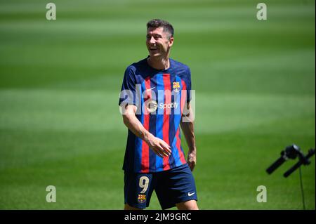 Nuovo firmatario Robert Lewansoski durante la sua inaugurazione come nuovo giocatore del FC Barcelona al Camp Nou di Barcellona, Spagna. Foto Stock